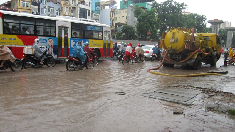 Chiếc xe này phải làm việc không nghỉ để thông nước tại khu vực Ngã tư Khuất Duy Tiến - Nguyễn Trãi