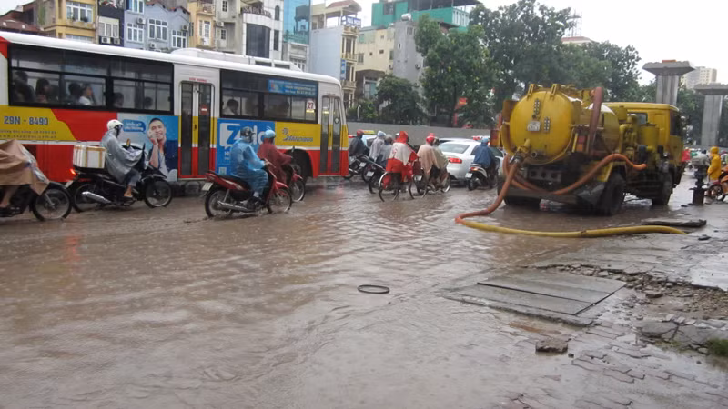 Chiếc xe này phải làm việc không nghỉ để thông nước tại khu vực Ngã tư Khuất Duy Tiến - Nguyễn Trãi