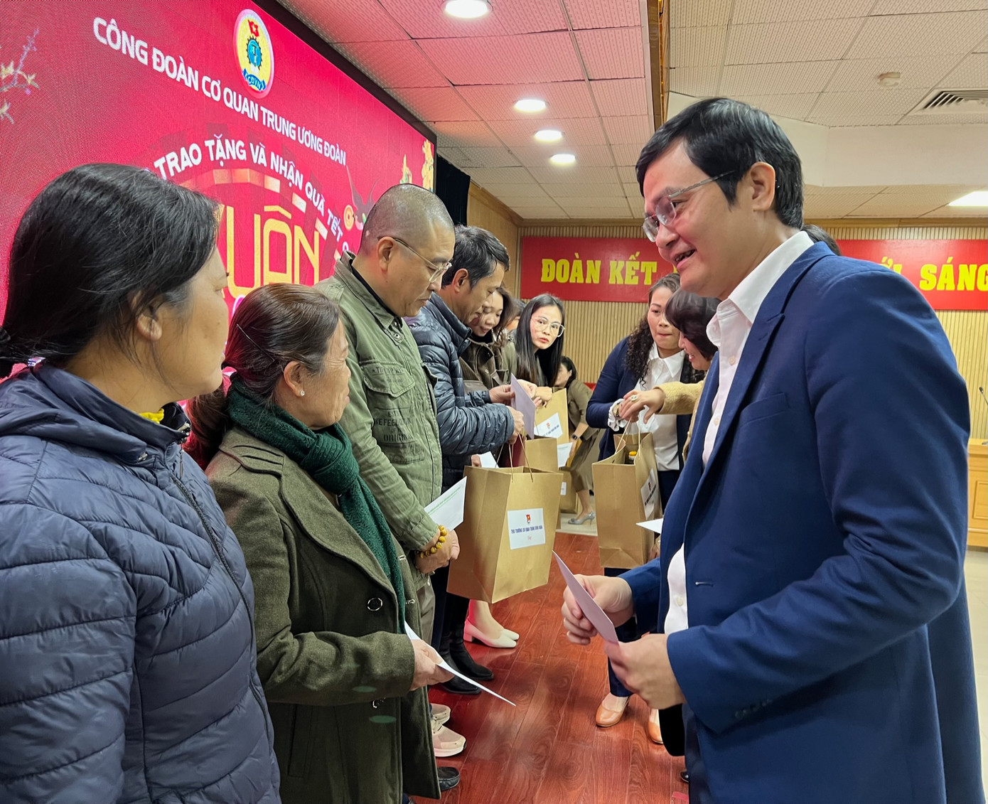 Bí thư thứ nhất Trung ương Đoàn Bùi Quang Huy thăm hỏi động viên công đoàn viên gặp nhiều khó khăn trong cuộc sống