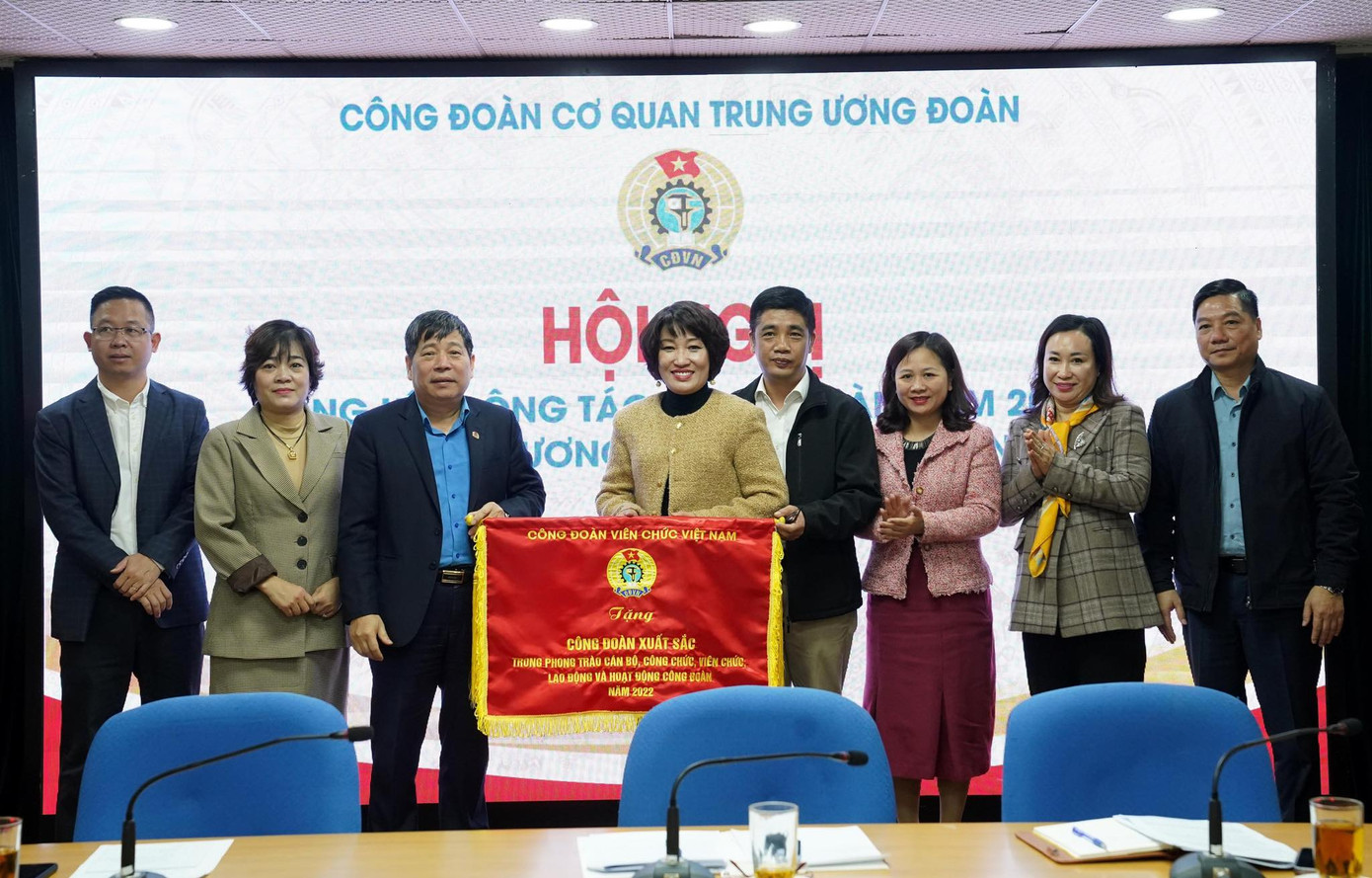 Phó Chủ tịch thường trực Công đoàn viên chức Việt Nam Nguyễn Văn Đông trao tặng cờ thi đua đơn vị xuất sắc cho Công đoàn cơ quan Trung ương Đoàn