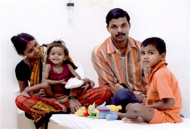 Bé Lakshmi cùng gia đình tại bệnh viện ngày 5/11.