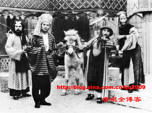 Thầy trò Đường Tăng cải trang thành những thương nhân từ số trang phục mà Ngộ Không 