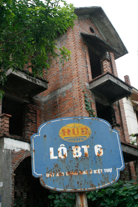 Căn biệt thự này đã hoàn thiện nhưng không có một bóng người