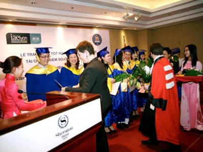 Giảng viên Quốc tế trao bằng cho các thạc sĩ Tài chính - Kiểm soát khóa 2