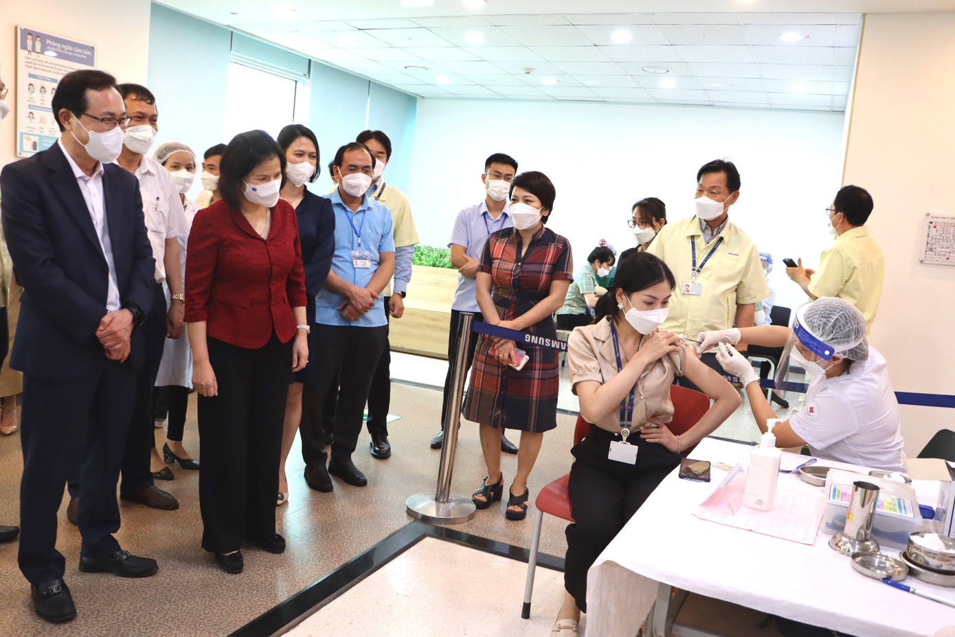 Chủ tịch UBND tỉnh Bắc Ninh Nguyễn Hương Giang kiểm tra công tác chống dịch tại nhà máy của Samsung Việt Nam