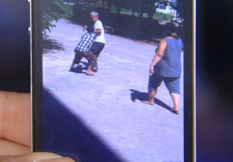 Người dân chụp lại hình ảnh ông Tỵ cố dắt cháu ngoại ra trụ điện để xích cháu. Ảnh: Nguyễn Huy