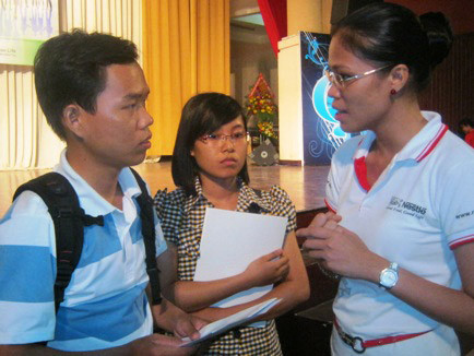 Sinh viên cần chủ động hơn trong kỳ thực tập của mình. Trong ảnh: SV trao đổi với chuyên gia tuyển dụng về quá trình thực tập, làm việc tại công ty