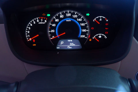 Đồng hồ không nổi bật, hiển thị rõ ràng