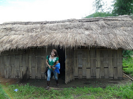 Căn nhà mái tranh tạm bợ được người dân dựng lên cho các giáo viên cắm bản dạy học tại buôn