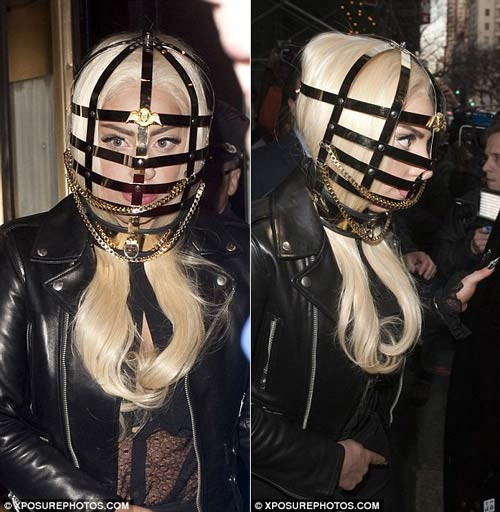 Chiếc lồng chụp đầu của Lady Gaga khiến khán giả nhớ đến nhân vật kinh dị Hannibal Lecter. Chiếc lồng chụp đầu của Lady Gaga khiến khán giả nhớ đến nhân vật kinh dị