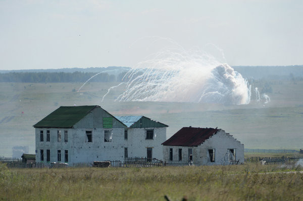 Khói đạn mù mịt ở gần một trai giam khủng bố thuộc căn cứ quân sự Chebarkul
