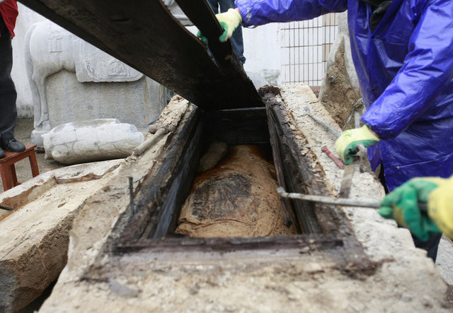 Xác ướp nữ bí ẩn triều Minh ảnh 2 Quan tài khi mới cậy nắp