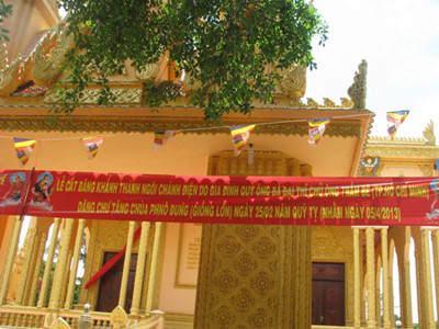 Tại chùa Giồng Lớn, băng rôn khánh thành chánh điện do đại gia đình thí chủ ông Trầm Bê góp xây dựng vẫn còn treo cho đến giờ. (Ảnh: Huỳnh Hải)