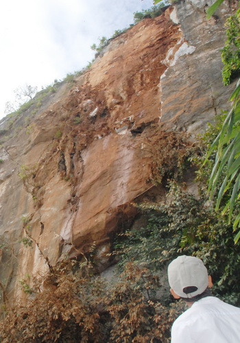 Người dân sống ở khu vực xung quanh hết sức lo lắng khi từng mảng đá lớn lởm chởm trên ngọn Mộc Sơn có thể rơi bất cứ lúc nào - Ảnh: Hữu Khá. Người dân sống ở khu vực xung quanh hết sức lo lắng khi từng mảng đá lớn lởm chởm trên ngọn Mộc Sơn có thể rơi bất cứ lúc nào - Ảnh: Hữu Khá