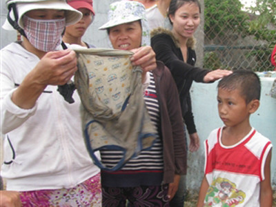 Cháu bé tội nghiệp và hàng xóm 