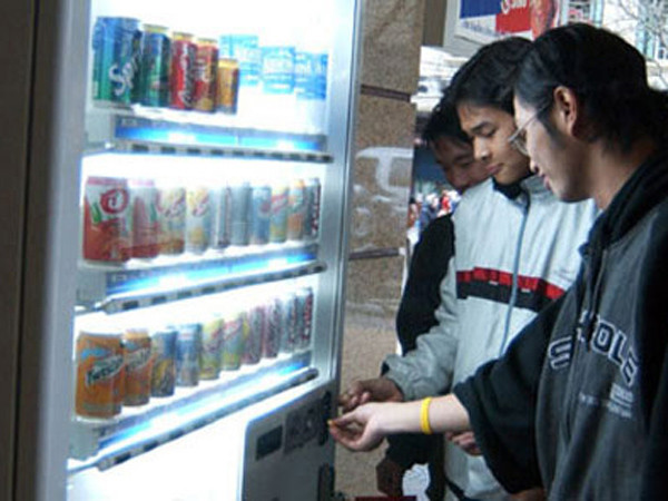 Máy bán hàng tự động sử dụng tiền xu đã bị loại bỏ tại nhiều điểm công cộng