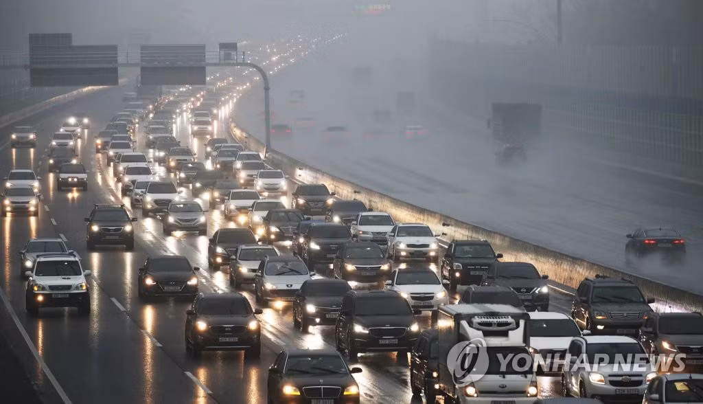 Người dân Hàn ùn ùn về quê mong kịp giao thừa ảnh 1