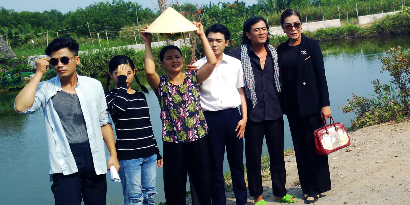 Kiều Trinh (cầm nón) trên phim trường