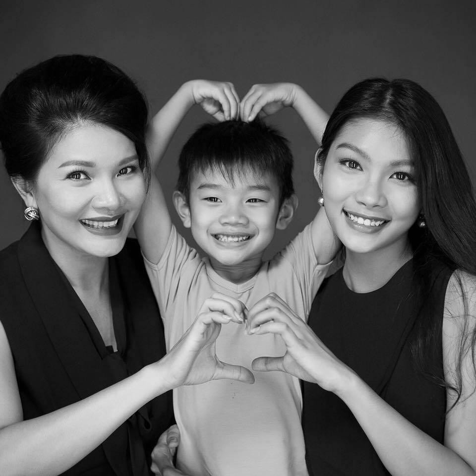 Mẹ con Kiều Trinh