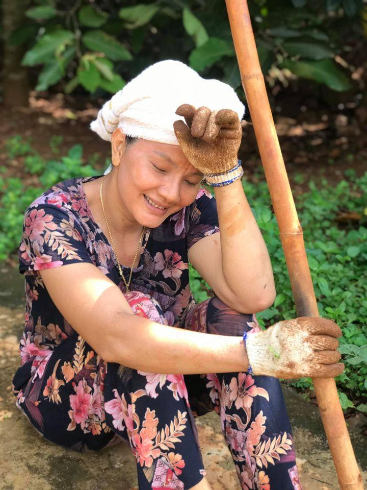 Kiều Trinh tự làm mọi việc để chăm sóc vườn ruộng của mình.