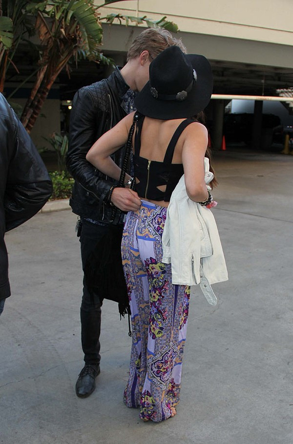 Tuy nhiên bạn trai đã giúp cô chỉnh lại trang phục nhanh chóng