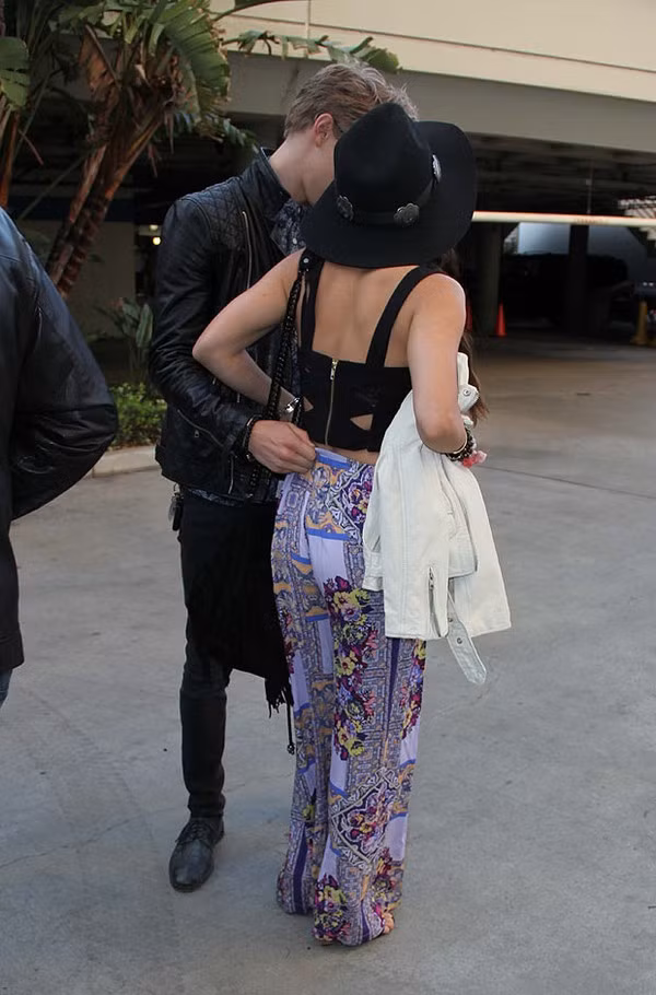 Tuy nhiên bạn trai đã giúp cô chỉnh lại trang phục nhanh chóng