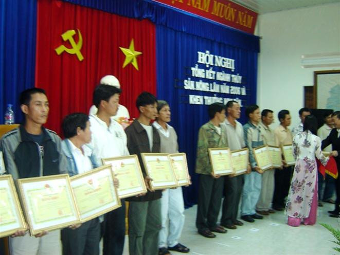 Những anh hùng trong bão Chanchu nhận bằng khen của Thủ tướng. Ảnh: Nam Cường