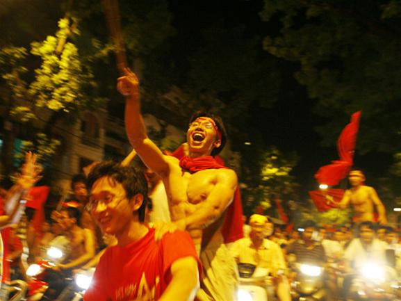 Đèn trời trước sân Mỹ Đình Gia đình cùng đi ăn mừng Sướng quá!!! Anh ơi, sướng quá!!! Không khí cuồng nhiệt tại hồ Gươm Việt Nam vô địch!!! Cảm ơn UAE... Một CĐV cuồng nhiệt Tiến lên, Việt Nam!! Mừng chiến thắng nào anh Khách du lịch nước ngoài cũng hòa cùng niềm vui người hâm mộ Việt Nam Hàng ngàn fan TPHCM tập trung trước KS Sofitel hô vang: “Việt Nam - UAE!” . Ảnh: Hà Phan Đèn trời trước sân Mỹ Đình Gia đình cùng đi ăn mừng Sướng quá!!! Anh ơi, sướng quá!!! Không khí cuồng nhiệt tại hồ Gươm Việt Nam vô địch!!! Cảm ơn UAE... Một CĐV cuồng nhiệt Tiến lên, Việt Nam!! Mừng chiến thắng nào anh Khách du lịch nước ngoài cũng hòa cùng niềm vui người hâm mộ Việt Nam Hàng ngàn fan TPHCM tập trung trước KS Sofitel hô vang: “Việt Nam - UAE!” . Ảnh: Hà Phan