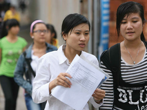 Thí sinh kết thúc thi môn tiếng Anh trong kỳ thi tuyển sinh ĐH-CĐ năm 2011. ẢNH: Đào Ngọc Thạch 