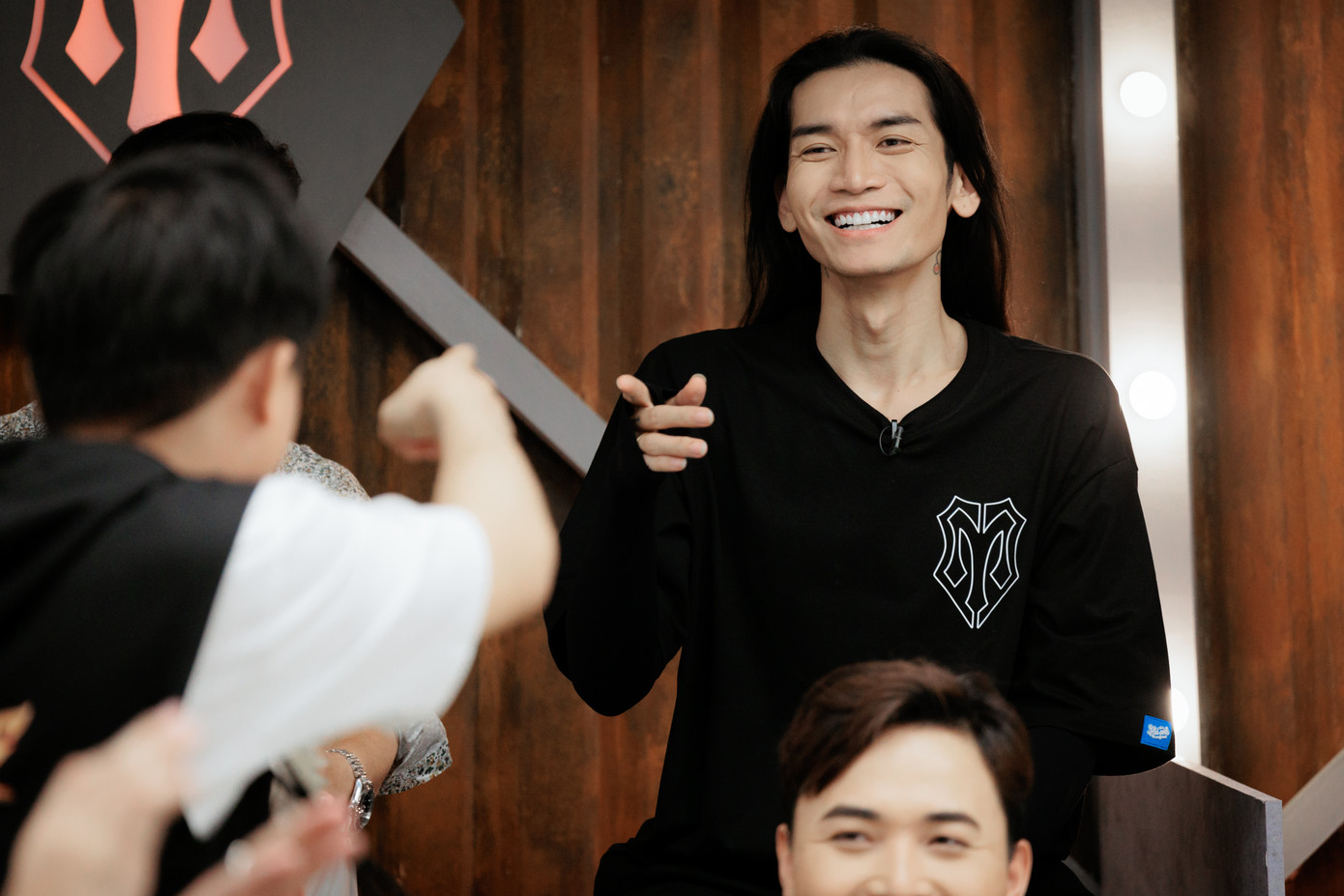 Sự hài hước và khéo léo của BB Trần đang giúp anh có lợi thế lớn trong chương trình. Sự hài hước và khéo léo của BB Trần đang giúp anh có lợi thế lớn trong chương trình.