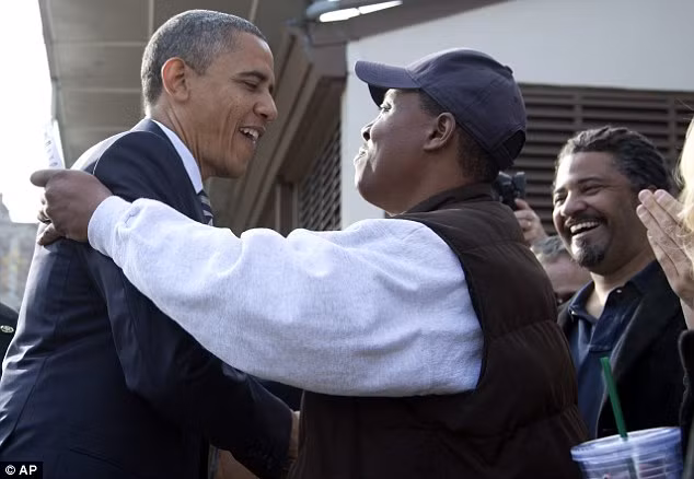 Nhiều cử tri Mỹ gốc Latinh ủng hộ nhà lãnh đạo da màu Barack Obama . Nhiều cử tri Mỹ gốc Latinh đối với nhà lãnh đạo da đen Barack Obama