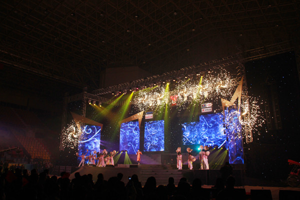 Ngoài ánh sáng, âm thanh hoành tráng, trong chương trình, thỉnh thoảng xuất hiện màn pháo hoa đẹp mắt. Ảnh: Trường Phong
