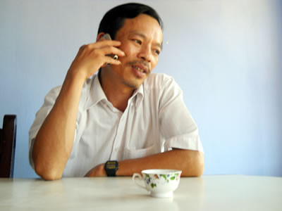 Trong lúc trò chuyện cùng chúng tôi, ông Nguyễn Tấn Hường nhận được nhiều cuộc gọi hỏi thăm tình hình