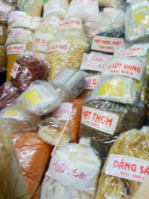 Một số phụ gia thực phẩm bày bán ở chợ Ảnh: T.H