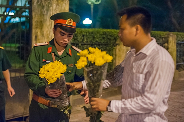 Những bó hoa của người dân mang tới nhà Đại Tướng đều được lực lượng cảnh vệ hết sức trân trọng và chuyển vào trong