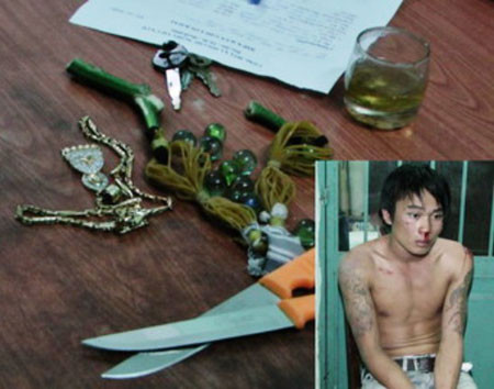 Tên cướp cùng tang vật (Ảnh: Báo Bình Định). Tên cướp cùng tang vật (Ảnh: Báo Bình Định)