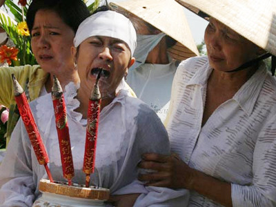 Con gái lớn nhà báo Hoàng Hùng khóc ngất khi đưa tang cha.