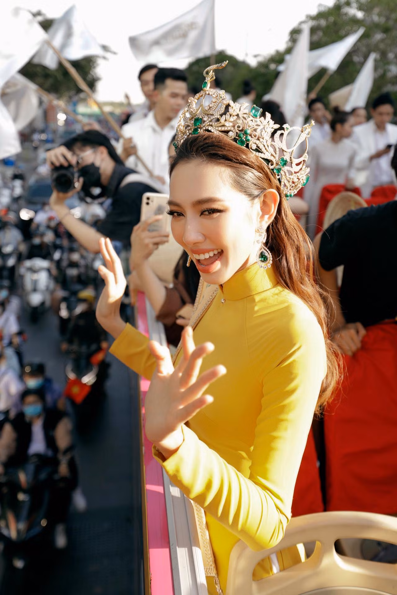 Hoa hậu Thùy Tiên rạng rỡ mang vương miện về quê hương sau thời gian đăng quang.