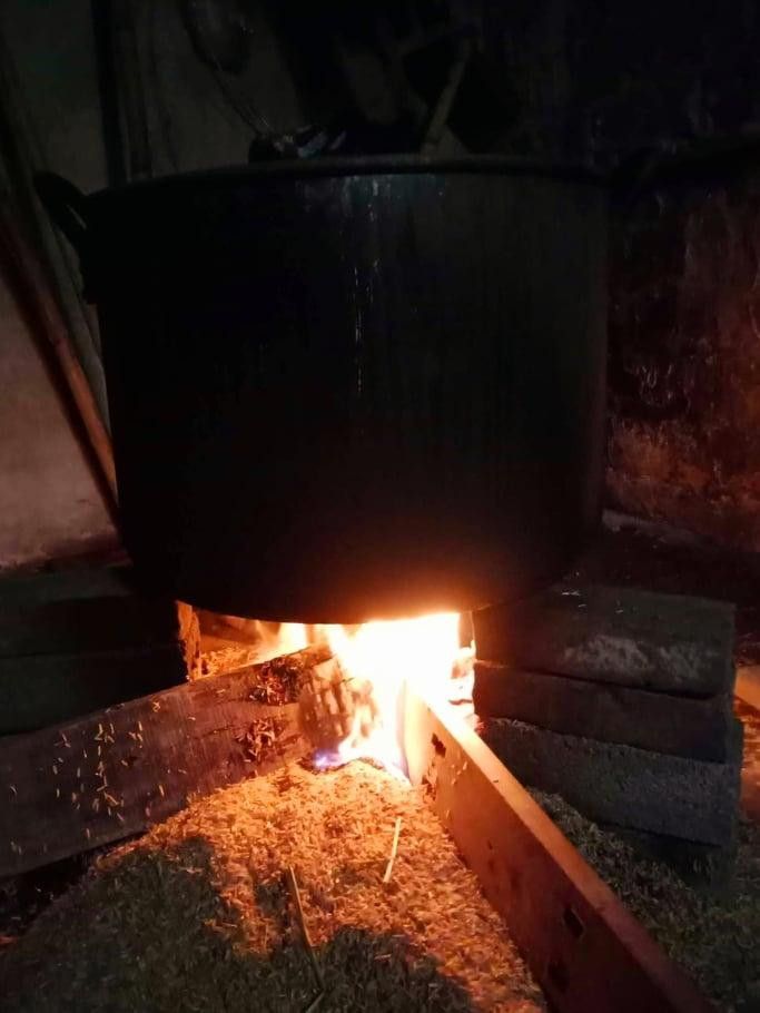 Mùi khói bếp của nồi bánh chưng ngày Tết lúc nào cũng "thơm" vị đầm ấm, sum vầy. Mùi khói bếp của nồi bánh chưng ngày Tết lúc nào cũng "thơm" vị đầm ấm, sum vầy.