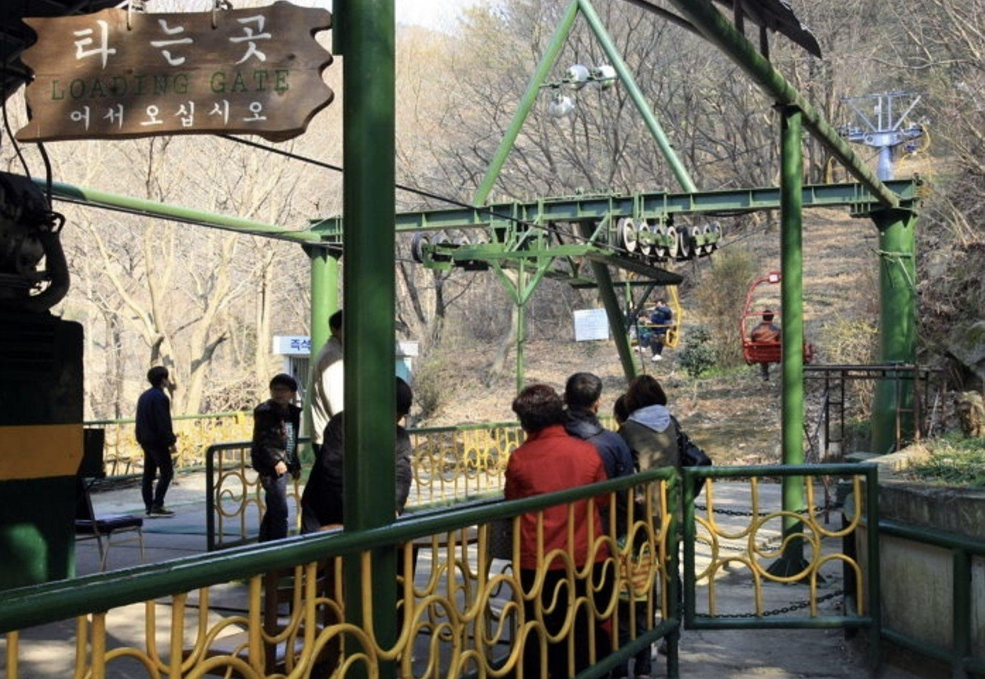 Nhìn có vẻ cheo leo vắt vẻo vậy thôi nhưng thực ra cáp treo không quá cao và vẫn đảm bảo an toàn cho du khách. Nhìn có vẻ cheo leo vắt vẻo vậy thôi nhưng thực ra cáp treo không quá cao và vẫn đảm bảo an toàn cho du khách.