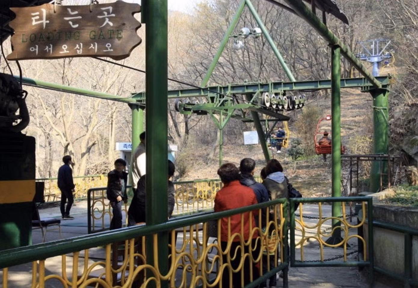 Nhìn có vẻ cheo leo vắt vẻo vậy thôi nhưng thực ra cáp treo không quá cao và vẫn đảm bảo an toàn cho du khách.