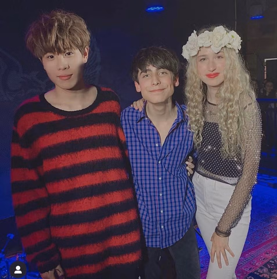 Aidan Gallagher trong vai "Số 5" siêu ngầu của Học Viện Siêu Anh Hùng. (Ảnh: Khanh Bảo)