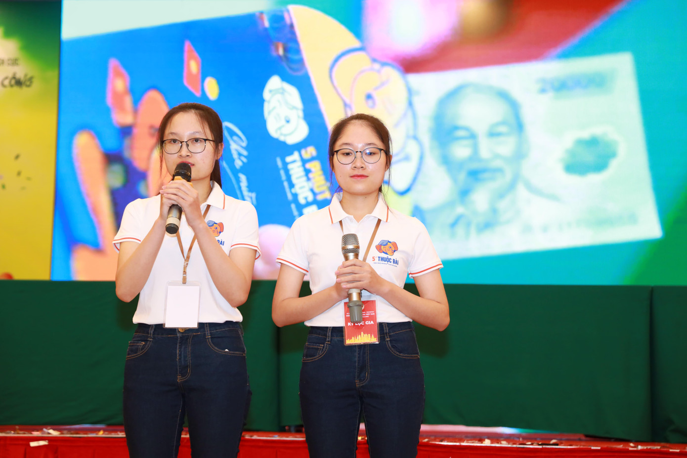 Cặp chị em “cao thủ trí nhớ” gây ấn tượng khi đối đầu với các dãy số dài phức tạp trên những tờ tiền lì xì. Cặp chị em “cao thủ trí nhớ” gây ấn tượng khi đối đầu với các dãy số dài phức tạp trên những tờ tiền lì xì.