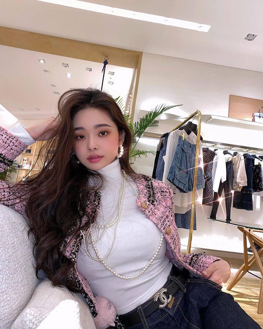 Khán giả cảm thấy bị lừa dối khi sự thật về việc cô nàng xài hàng fake bị "bóc mẽ". Khán giả cảm thấy bị lừa dối khi sự thật về việc cô nàng xài hàng fake bị "bóc mẽ".