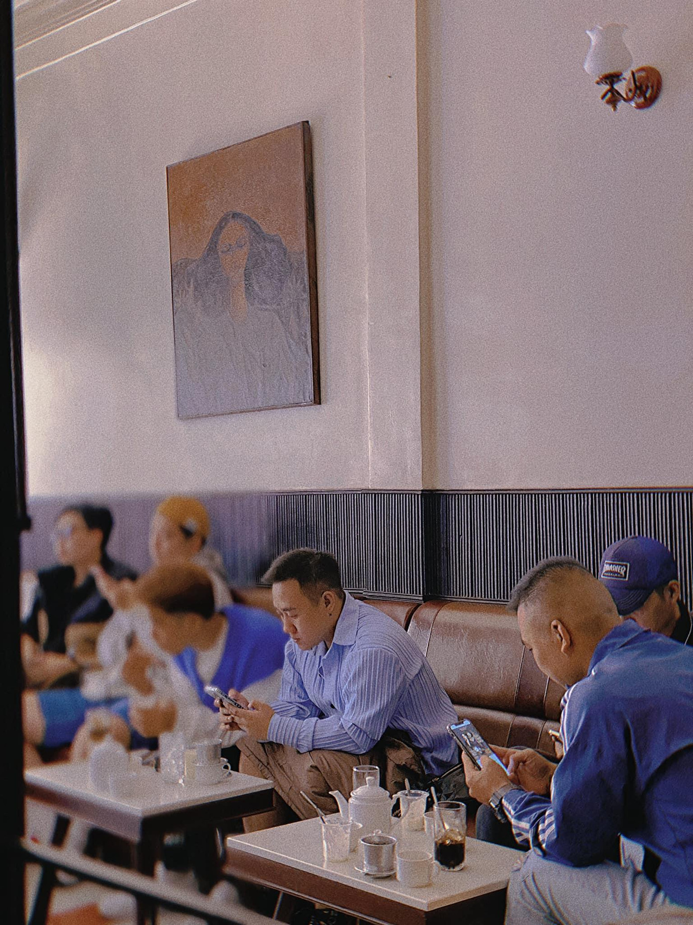 Mỗi dịp về quê, nam ca sĩ đều check-in cực kỳ nhiệt tình tại mọi ngóc ngách thành phố, từ những góc quán quen thuộc đến những địa điểm mới lạ của giới trẻ. (Ảnh: FBNV) Mỗi dịp về quê, nam ca sĩ đều check-in cực kỳ nhiệt tình tại mọi ngóc ngách thành phố, từ những góc quán quen thuộc đến những địa điểm mới lạ của giới trẻ. (Ảnh: FBNV)