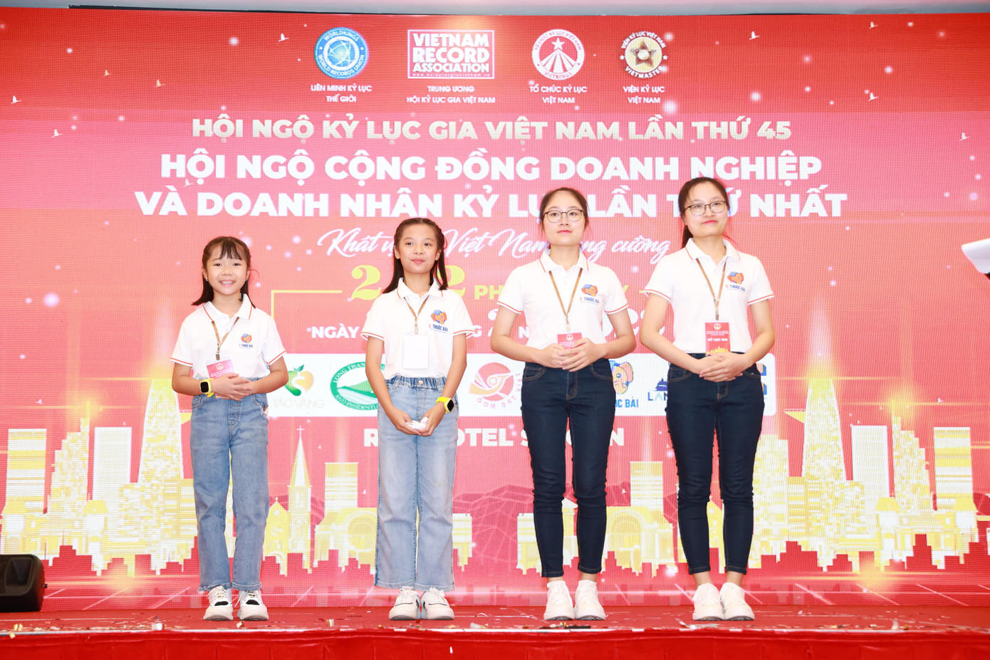 (Từ trái qua phải) Siêu tài năng nhí Linh Anh; Siêu tài năng nhí Diệu Anh; Á quân Siêu trí nhớ 2019, Siêu trí tuệ Việt Nam - Đặng Thu Hiền; Nhà vô địch Siêu trí nhớ 2019 và Siêu trí tuệ Việt Nam - Đặng Ngọc Phương Trinh trình diễn tiết mục ghi nhớ số seri. (Từ trái qua phải) Siêu tài năng nhí Linh Anh; Siêu tài năng nhí Diệu Anh; Á quân Siêu trí nhớ 2019, Siêu trí tuệ Việt Nam - Đặng Thu Hiền; Nhà vô địch Siêu trí nhớ 2019 và Siêu trí tuệ Việt Nam - Đặng Ngọc Phương Trinh trình diễn tiết mục ghi nhớ số seri.