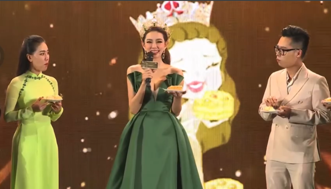 "Miss bông lan trứng muối" thưởng thức và chia sẻ về nỗi lo sợ mập khiến fan cười ngất. "Miss bông lan trứng muối" thưởng thức và chia sẻ về nỗi lo sợ mập khiến fan cười ngất.