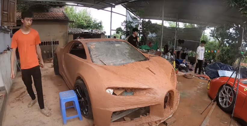 Cả nhóm đang tạo hình cho phần thân xe bằng... đất sét. (Ảnh: Nhết TV) Cả nhóm đang tạo hình cho phần thân xe bằng... đất sét. (Ảnh: Nhết TV)