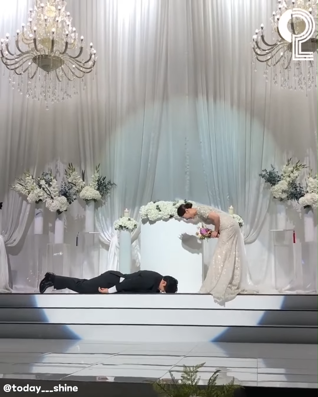 Anh đang không ngại nằm hẳn xuống sàn để chứng minh tình yêu lớn của mình dành cho người vợ. (Ảnh cắt từ clip)