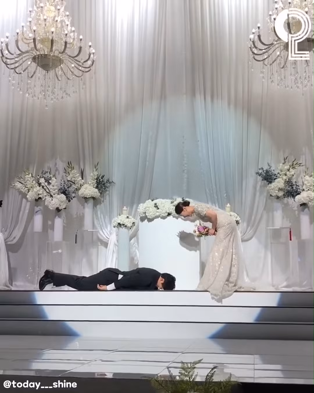 Anh đang không ngại nằm hẳn xuống sàn để chứng minh tình yêu lớn của mình dành cho người vợ. (Ảnh cắt từ clip)